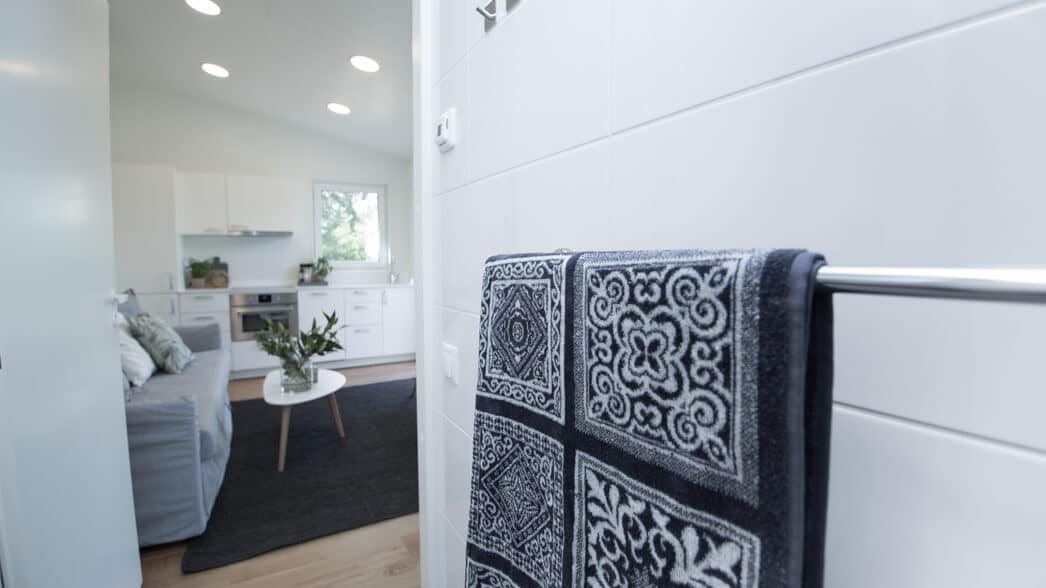 En handduk hänger på en handduksstång